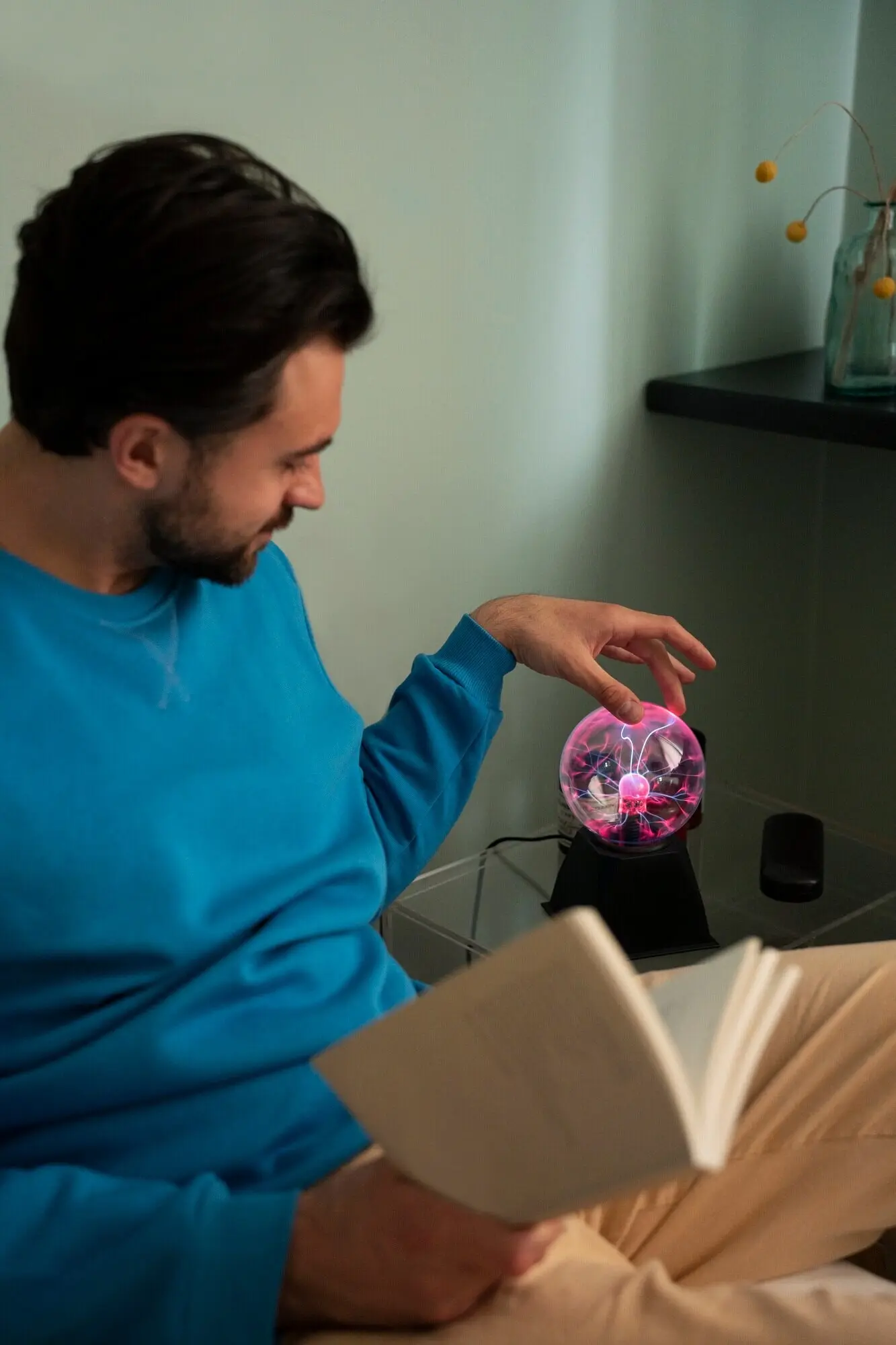 Мужчина в профиль с плазменным шаром