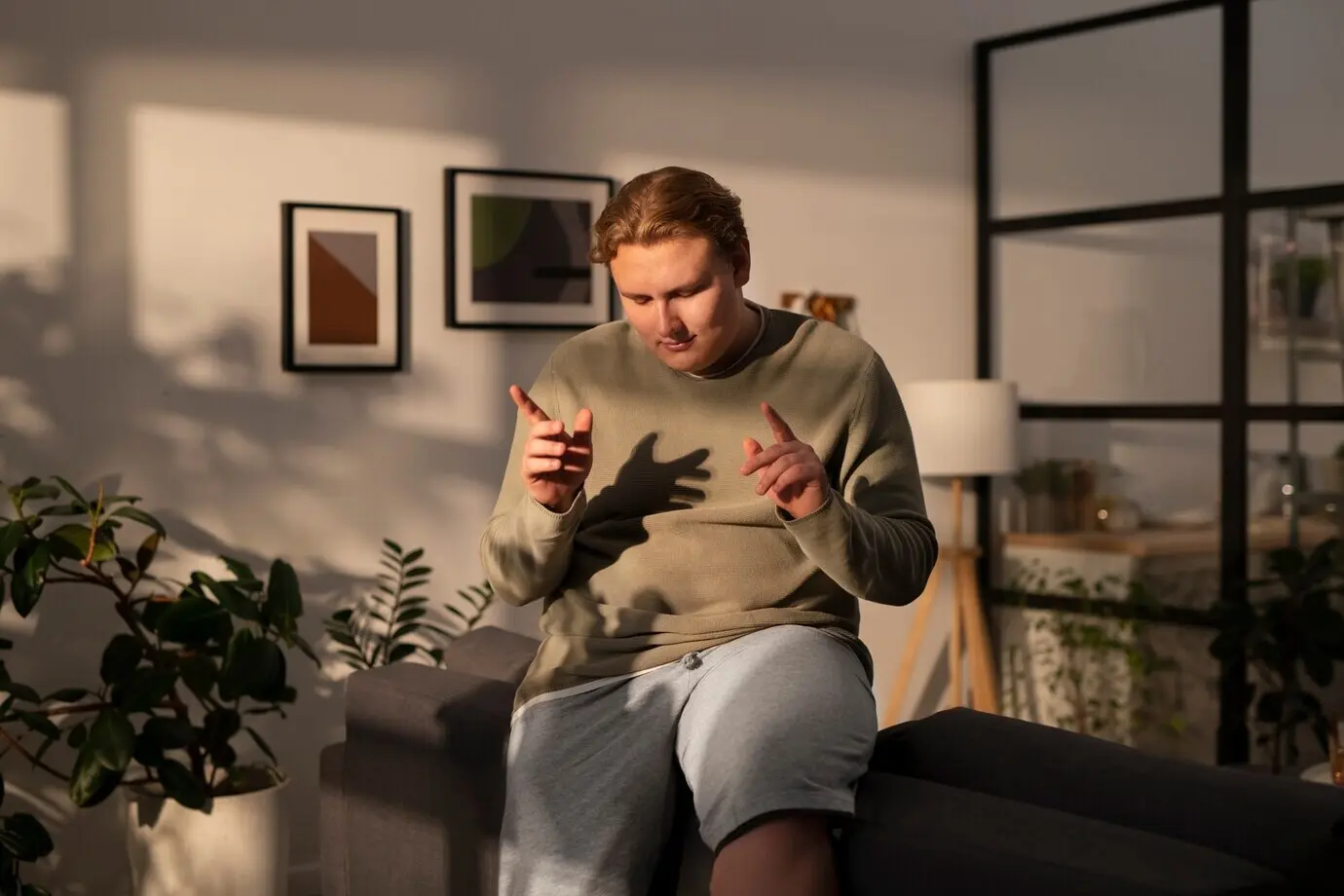 Человек полной комплекции занимается домашними делами в помещении.