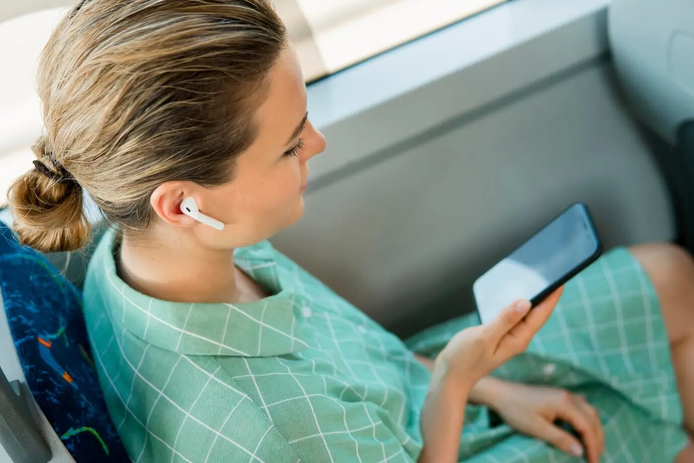 Вид сверху на женщину в общественном транспорте